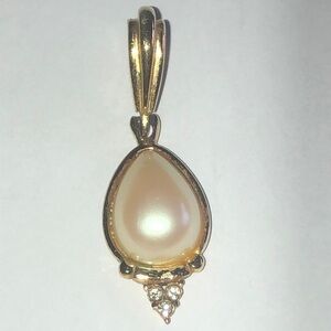 Richelieu Vintage Elegant Gold Tone and Faux Pearl Teardrop Pendant